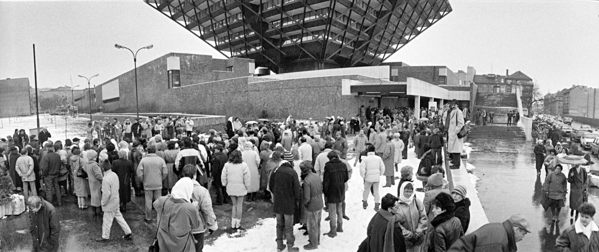Martin Marenčin, Generálny štrajk, protestné zhromaždenie pred pyramídou Československého rozhlasu, 27. november 1989. Súkromný majetok